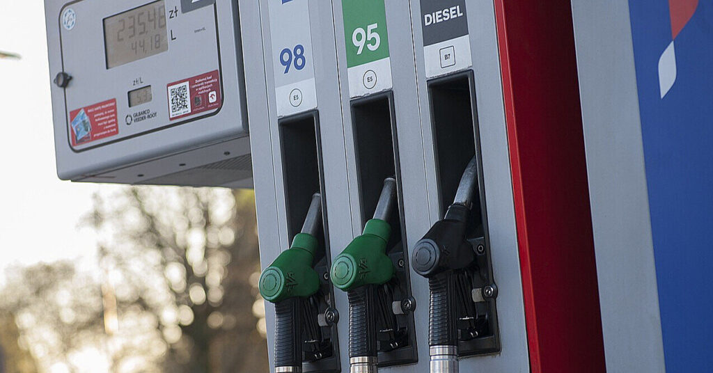 У Криму на заправках повністю зник бензин – ЗМІ У Криму на заправках повністю зник бензин – ЗМІ