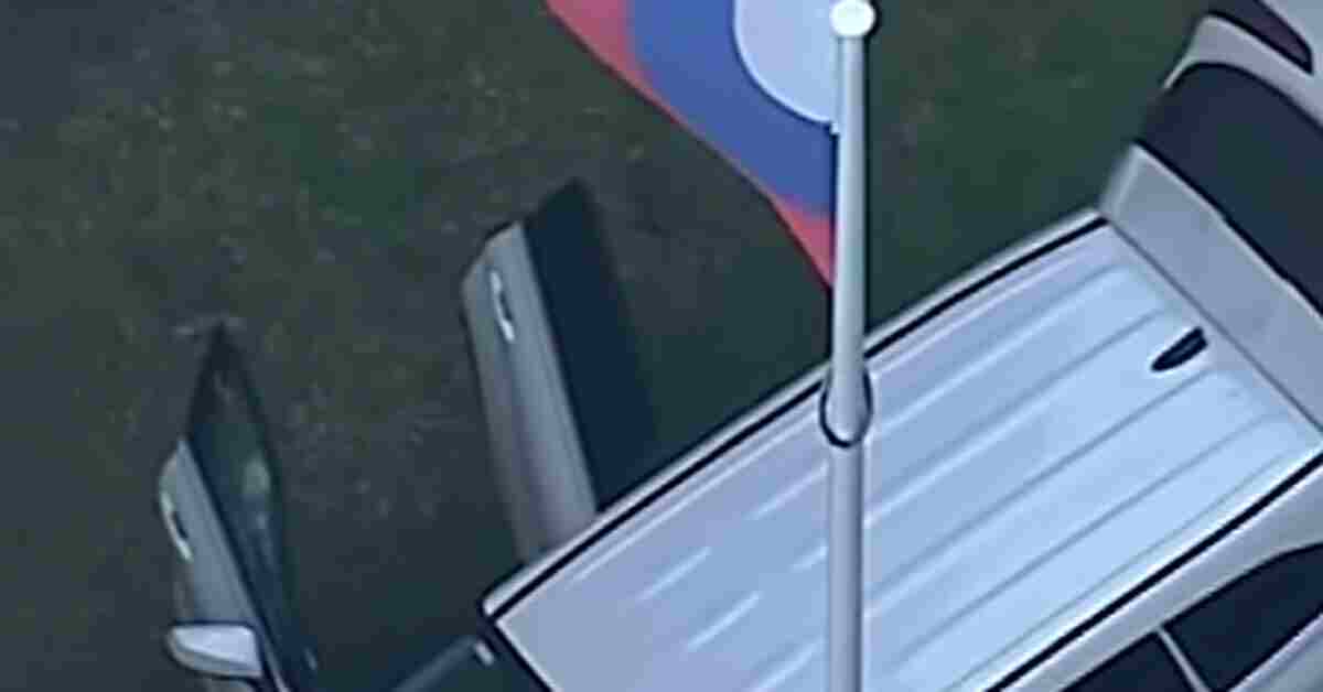 В Австралії чоловік протаранив автомобілем ворота генконсульства Росії В Австралії чоловік протаранив автомобілем ворота генконсульства Росії