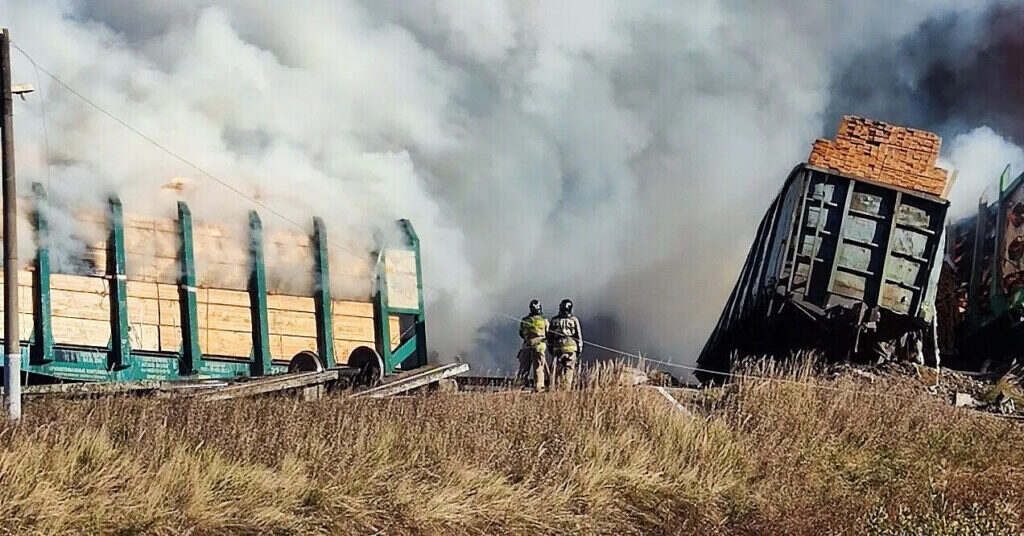 У Росії зійшли з рейок 18 вагонів з бензином, спалахнула пожежа