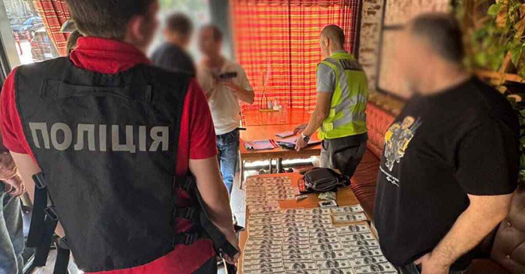 Посадовець Міноборони за 000 обіцяв працевлаштування на критичне підприємство для бронювання Посадовець Міноборони за 000 обіцяв працевлаштування на критичне підприємство для бронювання