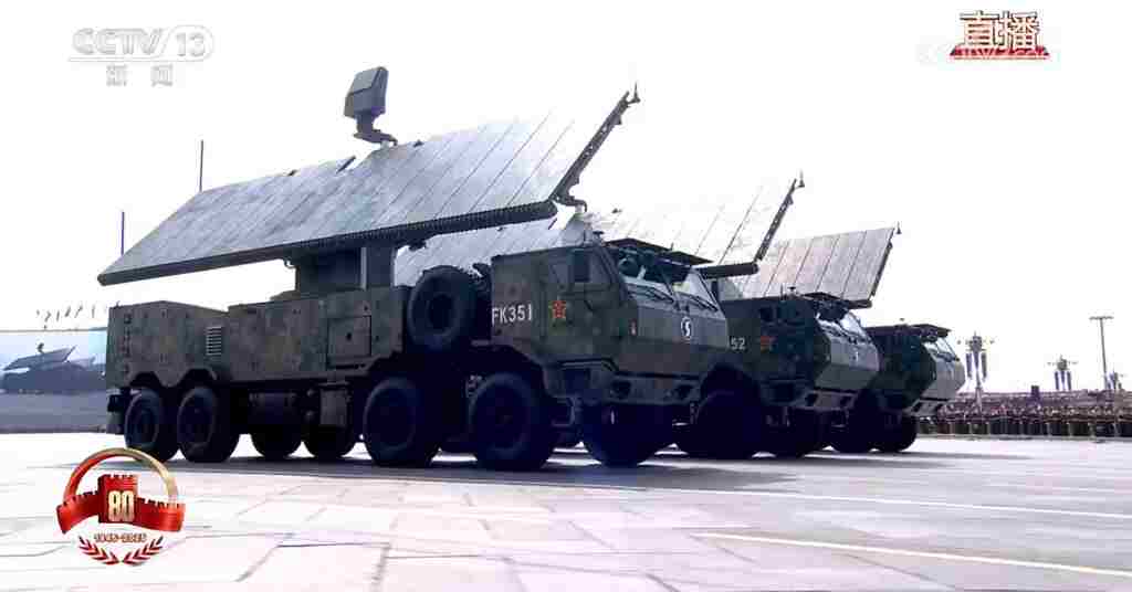 На параді у Пекіні показали китайські підводні дрони і лазерні системи ППО На параді у Пекіні показали китайські підводні дрони і лазерні системи ППО