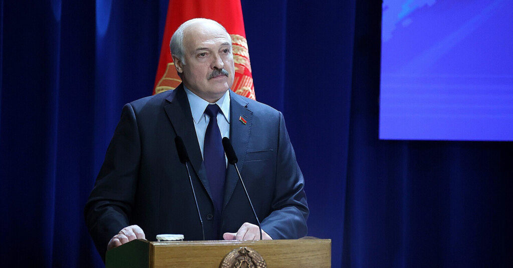 Лукашенко заявив, що передасть Путіну “звістки” від американців