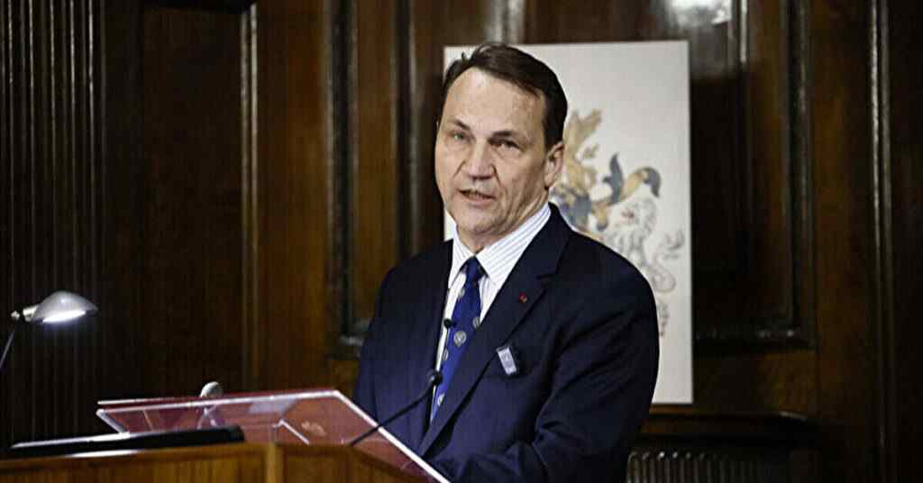 Сікорський: Трампу час побачити, що Путін насміхається з нього