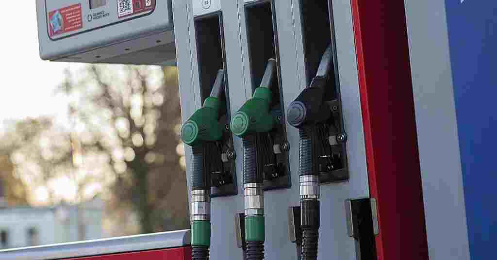 В РФ заправки призупиняють продаж пального через “форс-мажори” на НПЗ В РФ заправки призупиняють продаж пального через “форс-мажори” на НПЗ