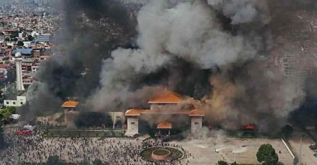 У Непалі протестувальники підпалили будівлю парламенту та інші держустанови