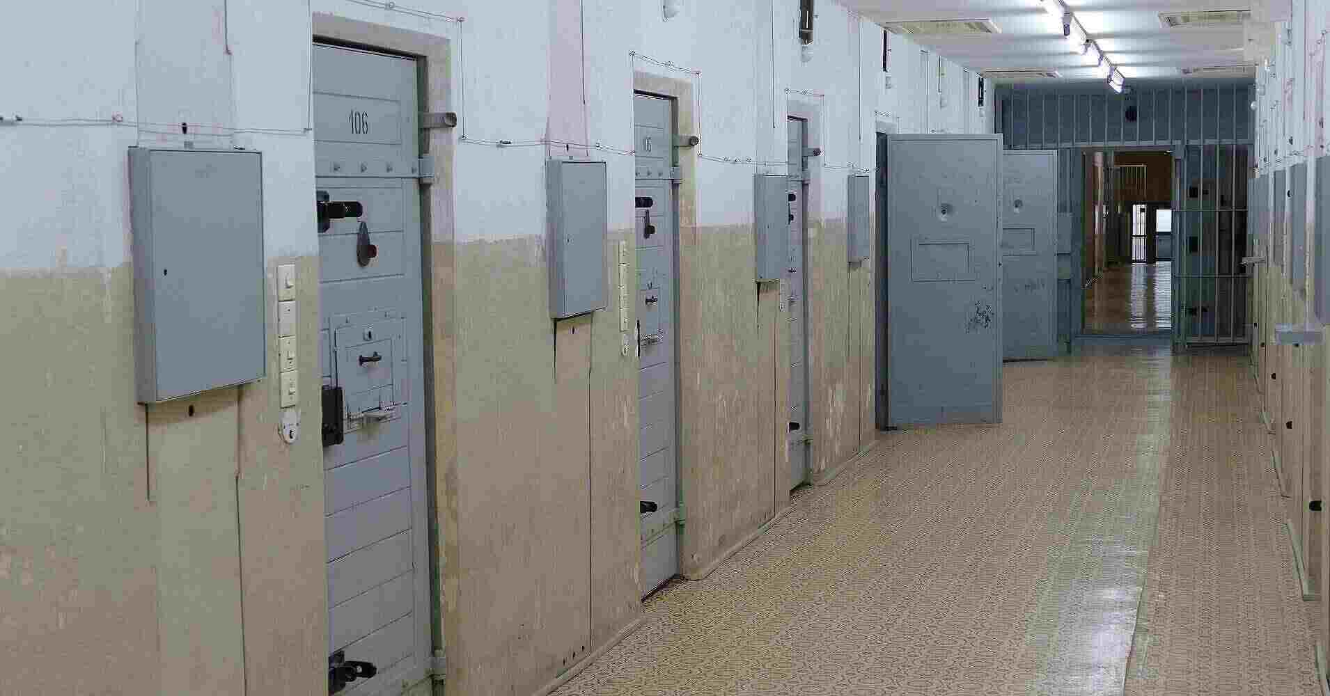 На Полтавщині працівники СІЗО облаштували “камеру тортур”, їм оголосили підозри На Полтавщині працівники СІЗО облаштували “камеру тортур”, їм оголосили підозри