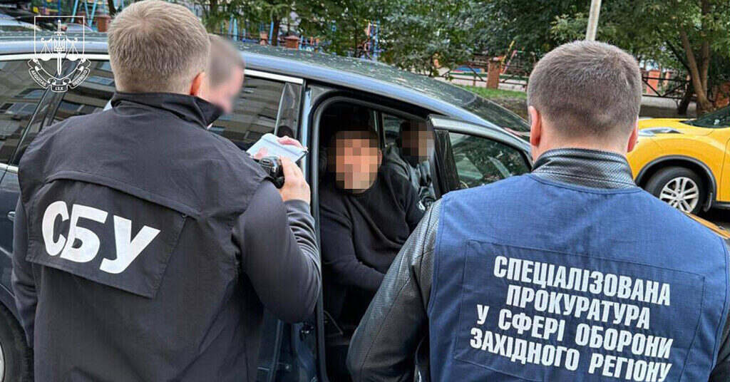 Прокурори викрили десятки схем втечі та хабарів від мобілізації