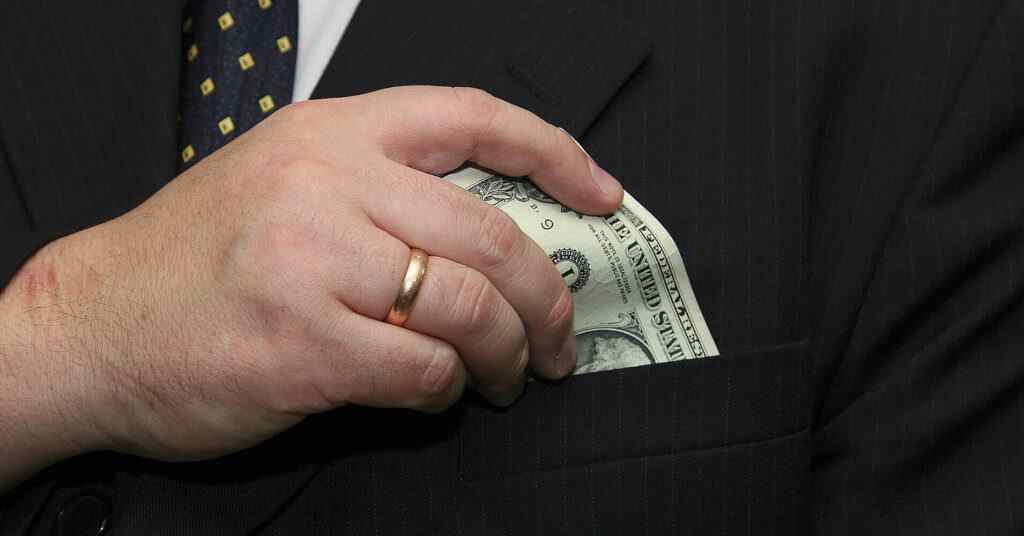 Більше половини українців вважає, що влада не бореться з корупцією – дослідження