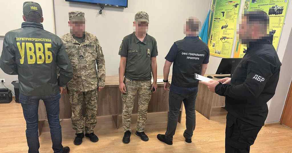 Випустили за кордон 80 військовозобов’язаних чоловіків: ДБР затримало 5 прикордонників Випустили за кордон 80 військовозобов’язаних чоловіків: ДБР затримало 5 прикордонників