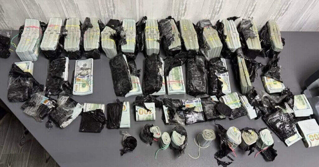 Українка намагалась вивезти майже мільйон доларів готівки в Румунію Українка намагалась вивезти майже мільйон доларів готівки в Румунію