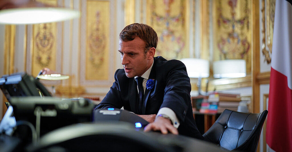 Макрон попередив про “таємну армію” ботів РФ, які руйнують західні демократії зсередини