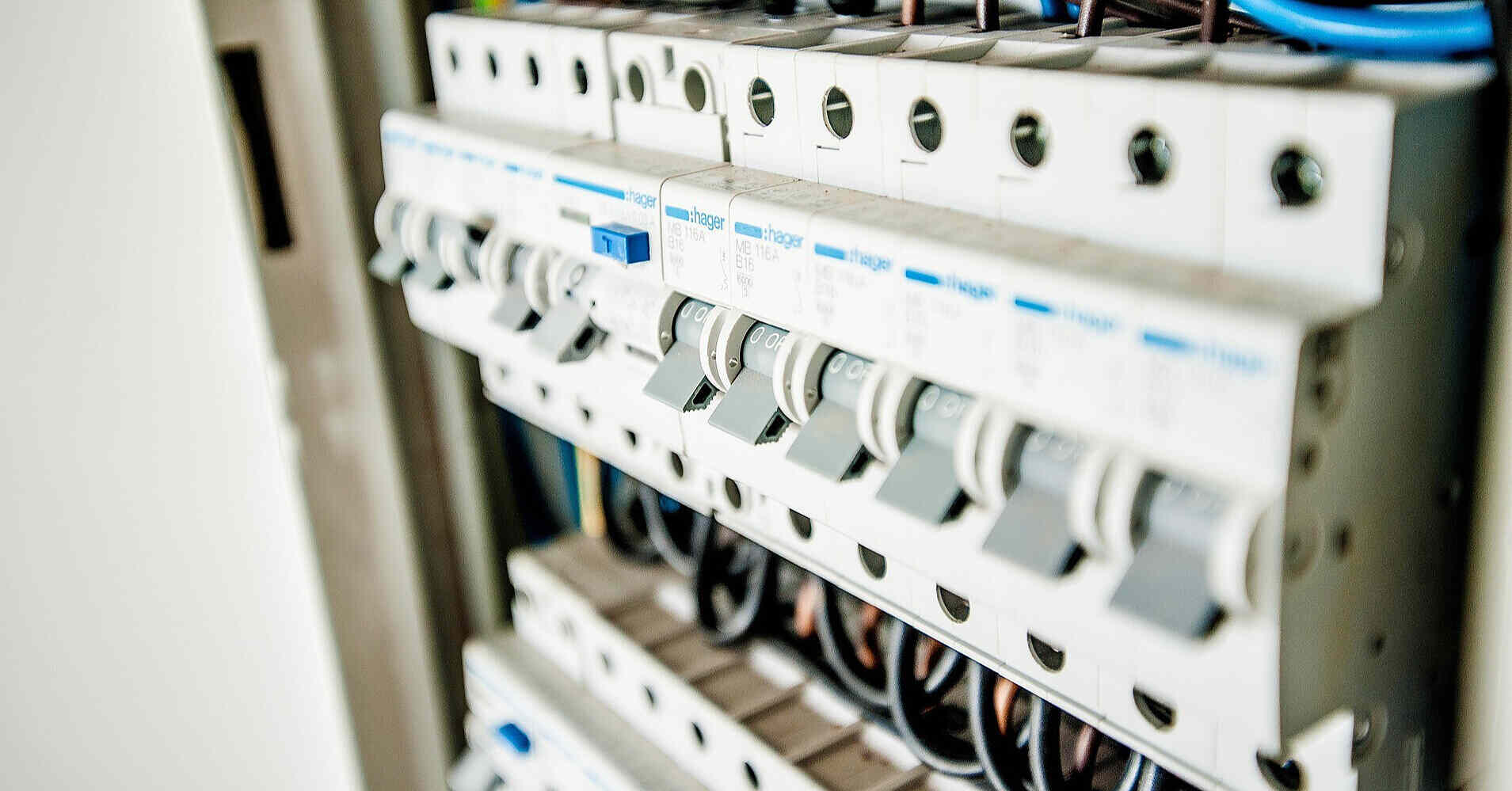 Майже в усіх областях України введено екстрені відключення світла Майже в усіх областях України введено екстрені відключення світла