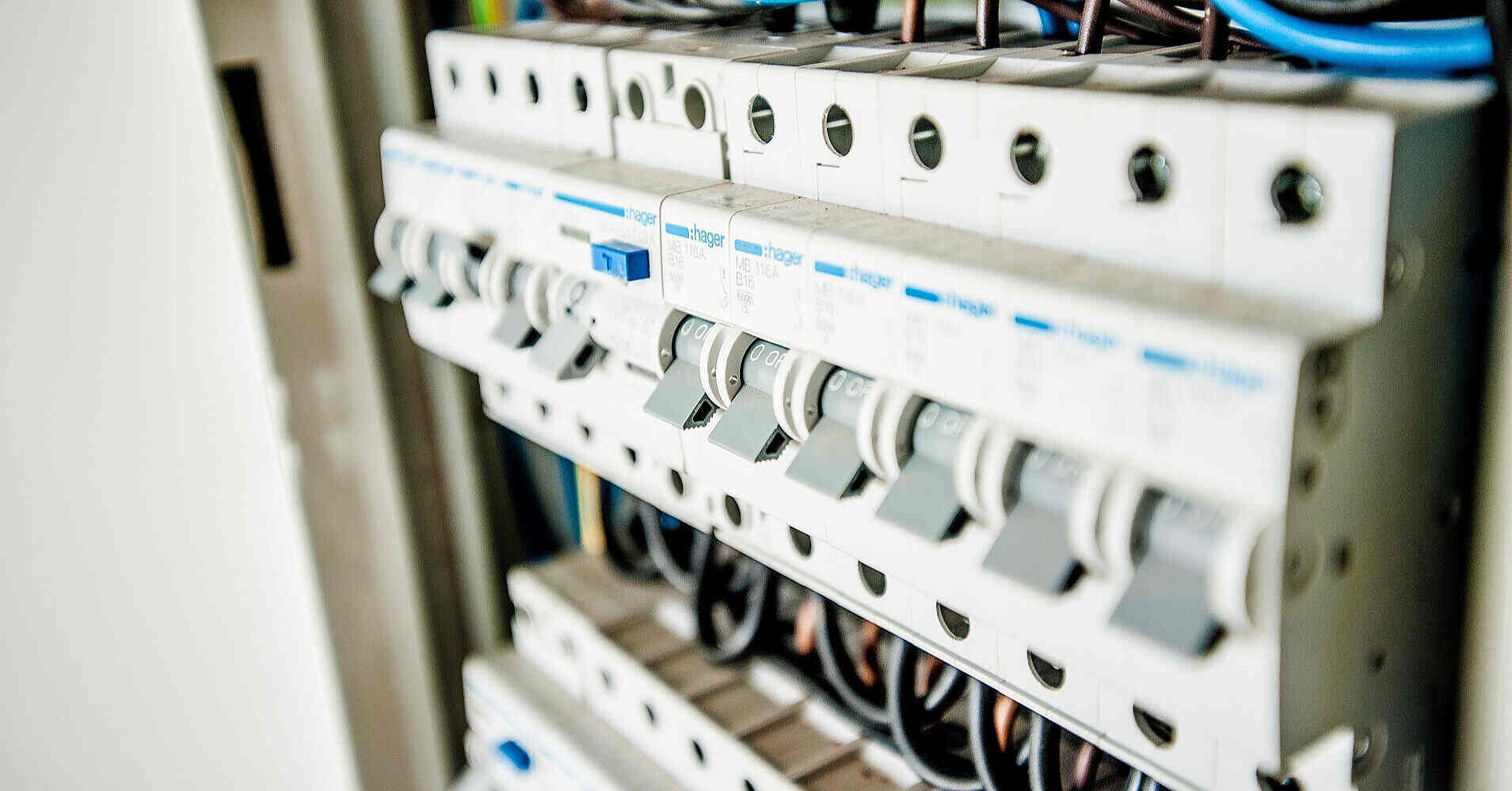 Україну чекають тривалі відключення: 4 години без світла, дві – зі світлом Україну чекають тривалі відключення: 4 години без світла, дві – зі світлом