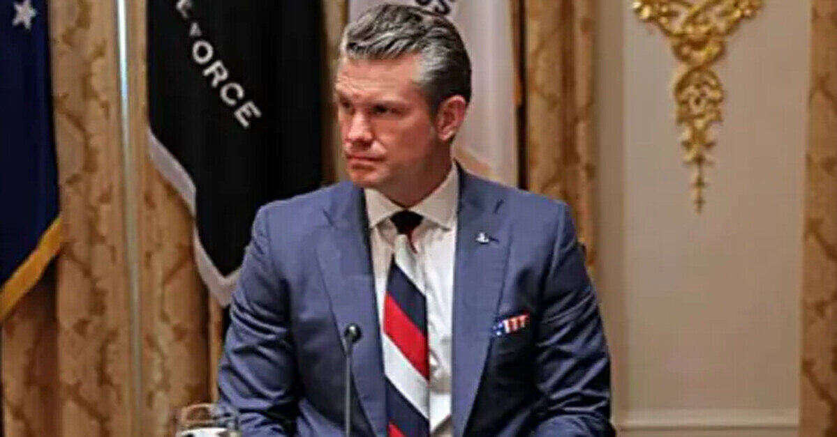 Венс прокоментував “російську краватку” Гегсета на зустрічі із Зеленським Венс прокоментував “російську краватку” Гегсета на зустрічі із Зеленським