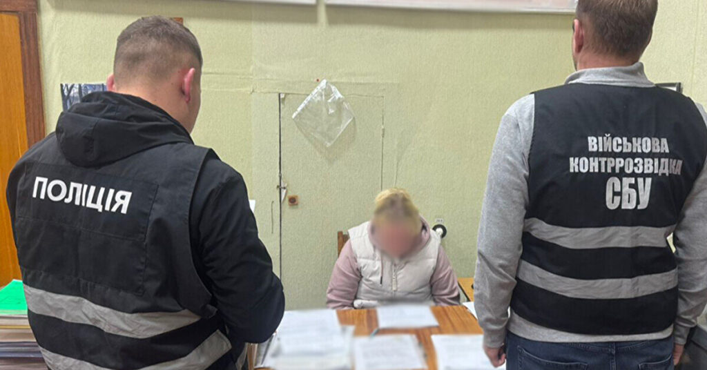 На Чернігівщині затримали співробітницю ТЦК, яка незаконно знімала з обліку військовозобов’язаних