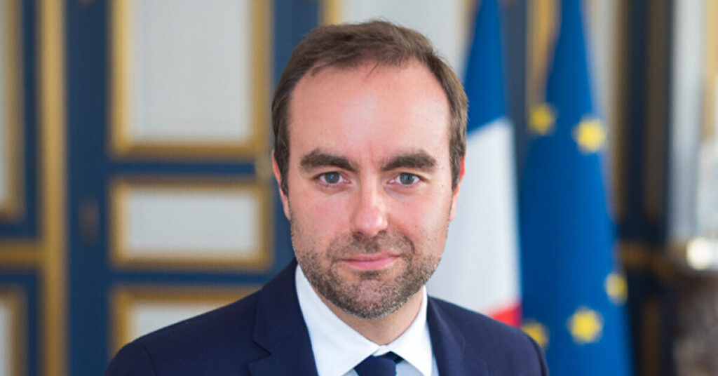 Парламент Франції відхилив вотум недовіри прем’єру Лекорню