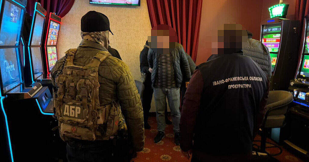 Посадовці міграційної служби вимагали гроші з іноземців за право лишитися в Україні – ДБР