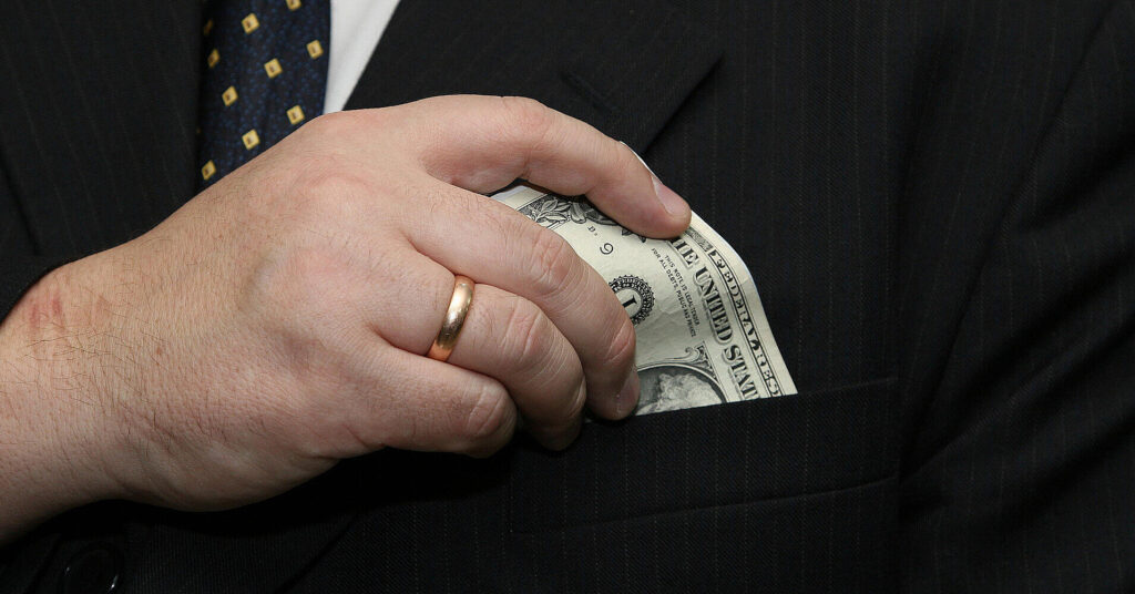 Понад 70% українців вважають, що в Україні зріс рівень корупції