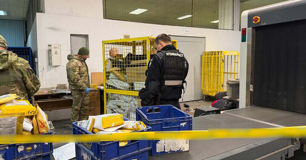 Правоохоронці затримали підозрюваного у вибуху посилки на “Укрпошті” у Києві Правоохоронці затримали підозрюваного у вибуху посилки на “Укрпошті” у Києві