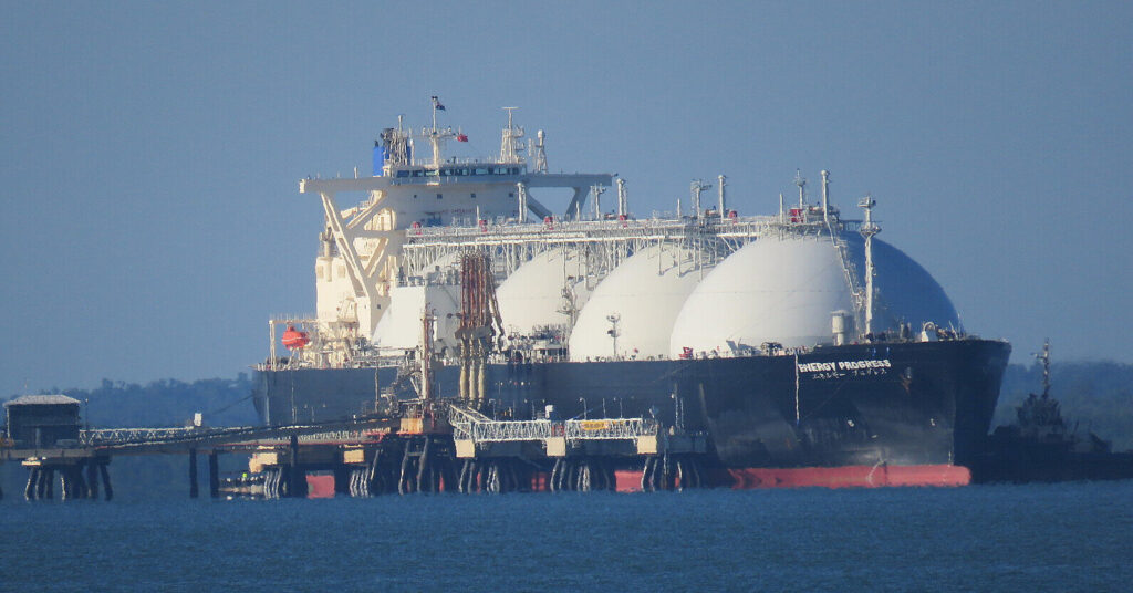 Китай прийняв підсанкційний танкер з російським газом – Bloomberg