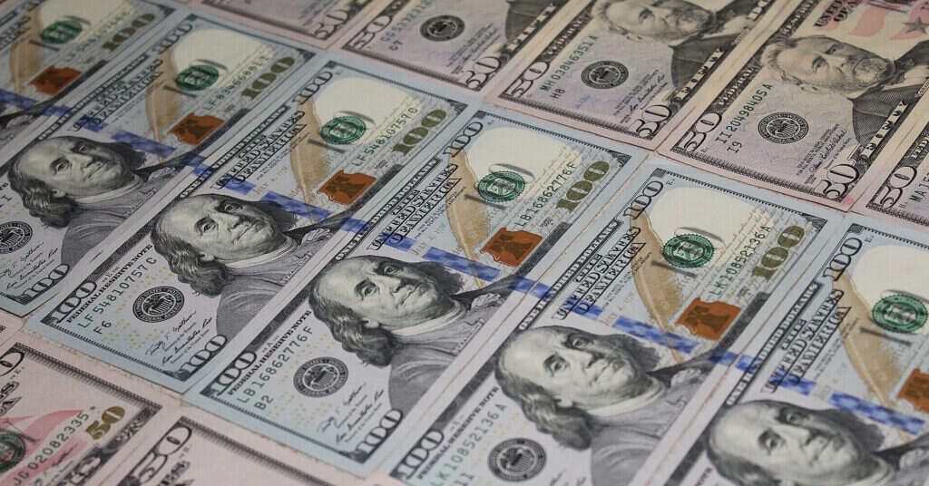 Долар зростає на тлі проблем інших валют – Bloomberg