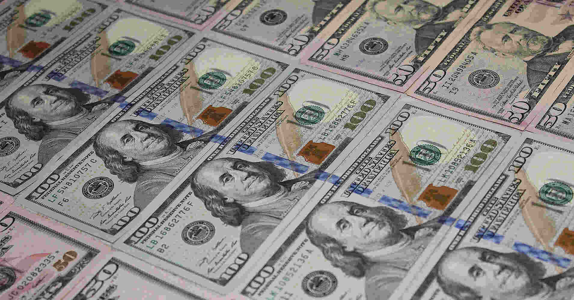 Долар зростає на тлі проблем інших валют – Bloomberg