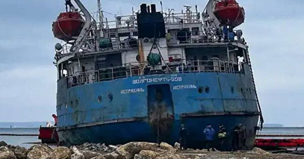 У Анапі знову фіксують викиди мазуту з танкерів РФ, що торік розбилися у Керченській протоці