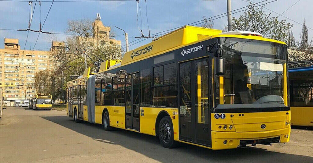 У Києві не курсує частина тролейбусів і трамваїв, у метро є зміни