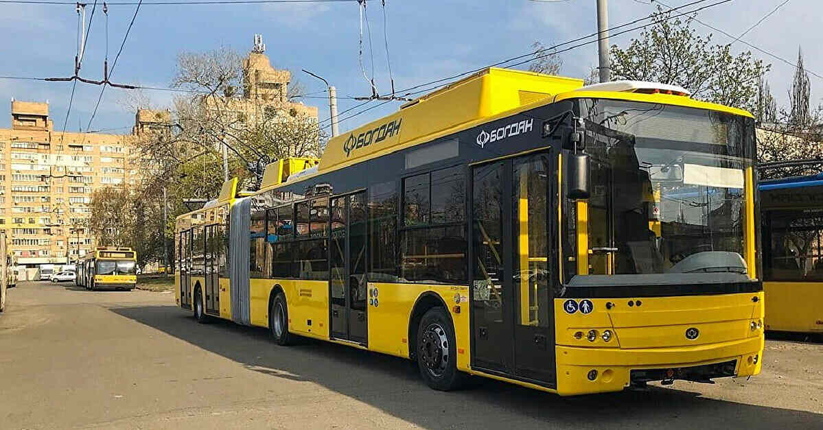 У Києві не курсує частина тролейбусів і трамваїв, у метро є зміни