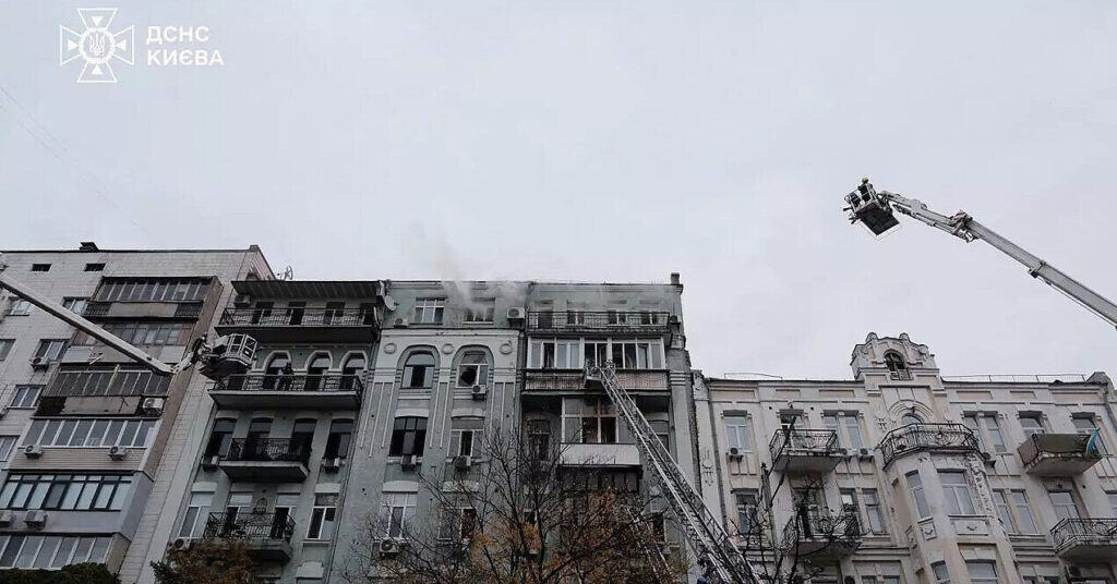 У центрі Києва з учорашнього вечора гасять пожежу у багатоповерхівці