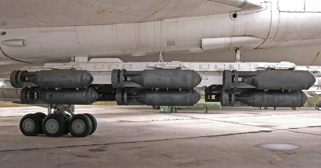 Російський літак уперше “упустив” ФАБ в Енгельсі, де розташований військовий аеродром