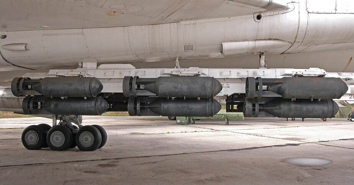 Російський літак уперше “упустив” ФАБ в Енгельсі, де розташований військовий аеродром Російський літак уперше “упустив” ФАБ в Енгельсі, де розташований військовий аеродром