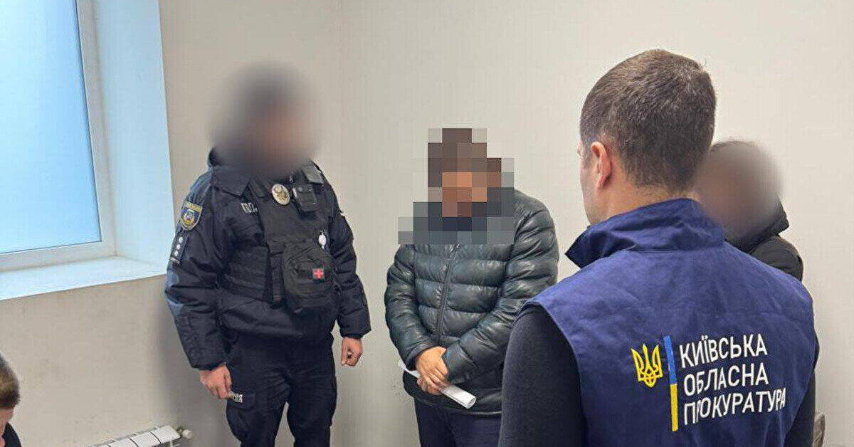 На Київщині затримано поліцейського, який вимагав 25 тисяч доларів за прикриття незаконної торгівлі На Київщині затримано поліцейського, який вимагав 25 тисяч доларів за прикриття незаконної торгівлі