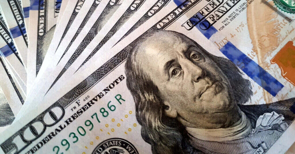 Від сезонності до “друкарського верстата” – п’ять причин зростання курсу долара
