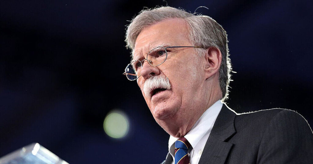 Ексрадника Трампа звинуватили у неналежному поводженні з секретними документами