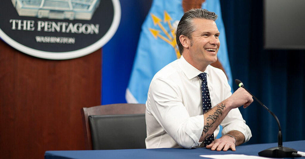 Літак глави Пентагону здійснив аварійну посадку: що сталося