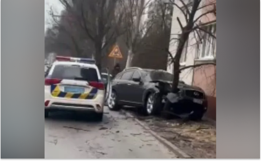 У Дніпрі Infiniti влетів у дерево на Червоному Камені: подробиці ДТП