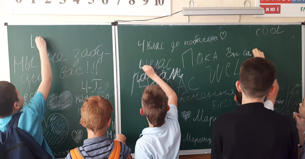 В Україні посилили контроль за учнями: як тепер школи звітуватимуть поліції В Україні посилили контроль за учнями: як тепер школи звітуватимуть поліції