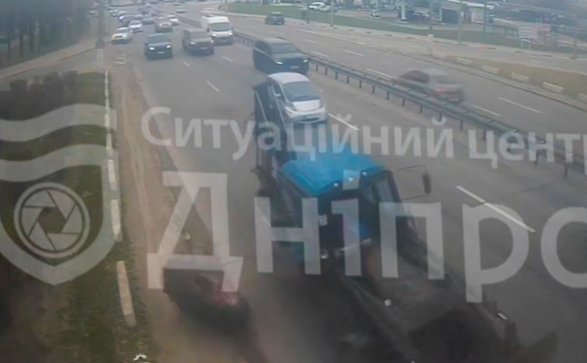 У Дніпрі в трактора на ходу відлетіло колесо: подробиці ДТП на Новому мосту