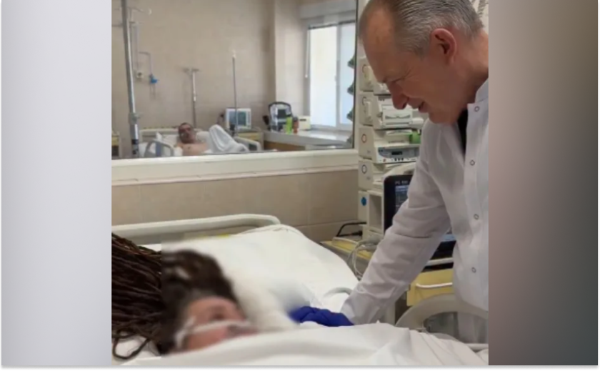 Гуляла з онуком: у Дніпрі рятують жінку, поранену під час обстрілу Нікополя