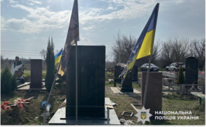 Розбили пам’ятники та зірвали прапори: на Дніпропетровщині пошкодили могили загиблих військових Розбили пам’ятники та зірвали прапори: на Дніпропетровщині пошкодили могили загиблих військових