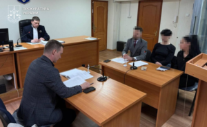 У Криворізькому районі двох жінок засуджено до ув’язнення за побиття неповнолітньої У Криворізькому районі двох жінок засуджено до ув’язнення за побиття неповнолітньої