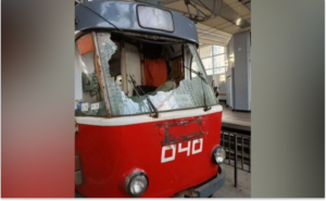 У Кривому Розі вандал пошкодив трамвай: травмовано водійку