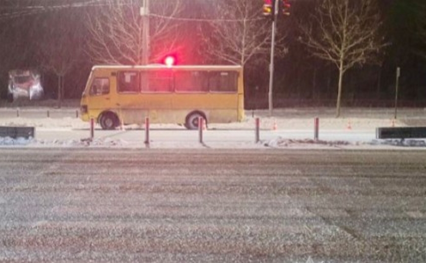 Проїхав на червоний та збив двох пішоходів: у Дніпрі водія маршрутного таксі судитимуть за порушення правил дорожнього руху Проїхав на червоний та збив двох пішоходів: у Дніпрі водія маршрутного таксі судитимуть за порушення правил дорожнього руху