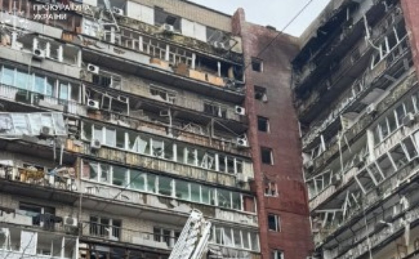 Тринадцять постраждалих унаслідок влучання ворожого безпілотника у житловий будинок у Дніпрі: прокурори фіксують наслідки
