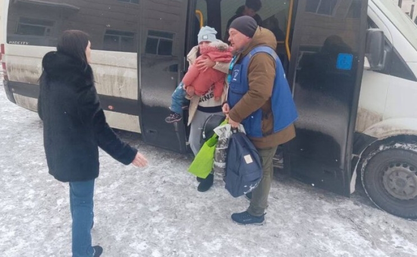 Наважились на виїзд лише після поранення від ворожого снаряду: екіпаж поліції «Білий Янгол» евакуював з берегової лінії Нікополя літнє подружжя