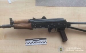 На Дніпропетровщині затримали двох торговців вогнепальною зброєю На Дніпропетровщині затримали двох торговців вогнепальною зброєю