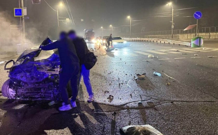 У Дніпрі п’яна водійка Honda протаранила відбійник та паркан У Дніпрі п’яна водійка Honda протаранила відбійник та паркан