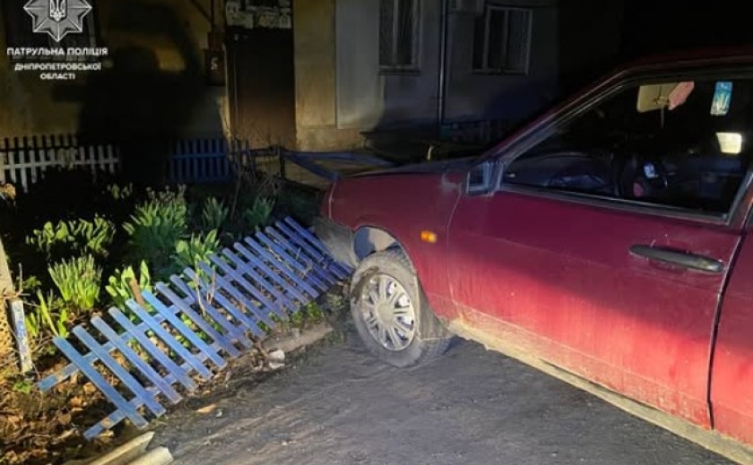 2,39 проміле: нетверезий водій із підробленим посвідченням зніс паркан і лавку у центрі Дніпра 2,39 проміле: нетверезий водій із підробленим посвідченням зніс паркан і лавку у центрі Дніпра