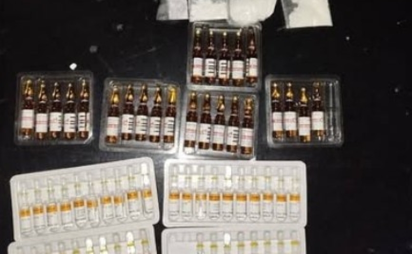 У Дніпрі затримали двох місцевих мешканців, які мали при собі наркотики У Дніпрі затримали двох місцевих мешканців, які мали при собі наркотики